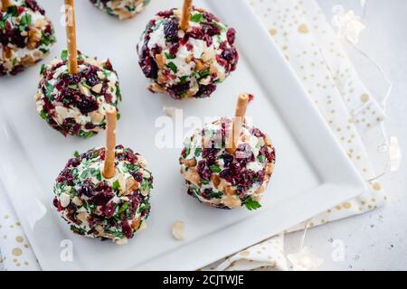 Amuse-gueules de boules de fromage de Noël avec canneberges Banque D'Images