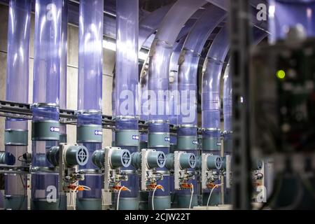 Pipeline ou tube, énorme centre logistique dans le bureau de poste, transport de colis, concept de transport Banque D'Images