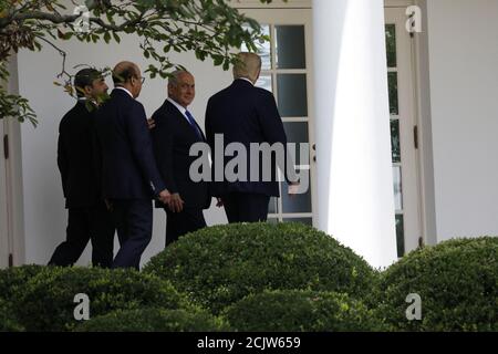 Washington DC, États-Unis. 15 septembre 2020. Le président américain Donald Trump, le premier ministre israélien Benjamin Netanyahu, le ministre des Affaires étrangères et de la coopération internationale des Émirats arabes Unis, le cheik Abdullah bin Zayed Al Nahyan et le ministre des Affaires étrangères de Bahreïn, le Dr Abdullatif bin Rashid Al Zayani, marchent ensemble avant de signer les accords d'Abraham, Là où les pays de Bahreïn et les Émirats arabes Unis reconnaissent Israël, à la Maison Blanche à Washington, DC, le 15 septembre 2020. Crédit : UPI/Alay Live News Banque D'Images