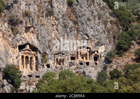 Tombes de montagne royales lyciennes sculptées dans les rochers près du Ville de Dalyan dans la province de Marmaris en Turquie Banque D'Images