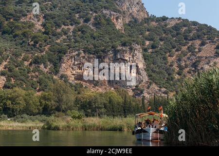 Tombes de montagne royales lyciennes sculptées dans les rochers près du Ville de Dalyan dans la province de Marmaris en Turquie Banque D'Images