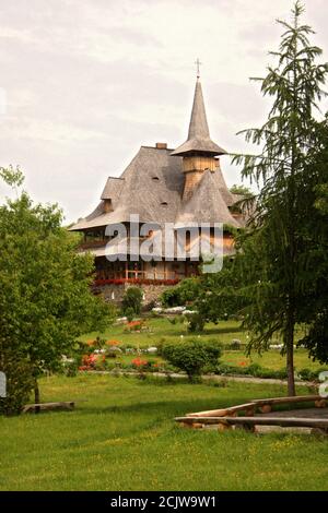 Monastère de Barsana, Roumanie. La maison du Nun, construite dans le style architectural local traditionnel. Banque D'Images