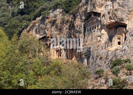 Tombes de montagne royales lyciennes sculptées dans les rochers près du Ville de Dalyan dans la province de Marmaris en Turquie Banque D'Images