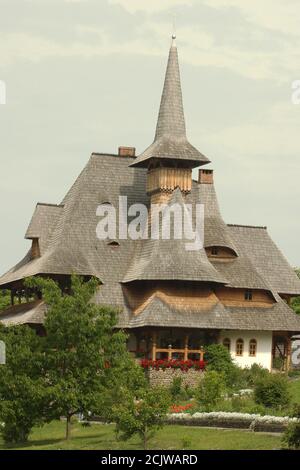 Monastère de Barsana, Roumanie. La maison du Nun, construite dans le style architectural local traditionnel. Banque D'Images