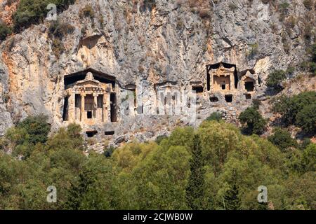 Tombes de montagne royales lyciennes sculptées dans les rochers près du Ville de Dalyan dans la province de Marmaris en Turquie Banque D'Images