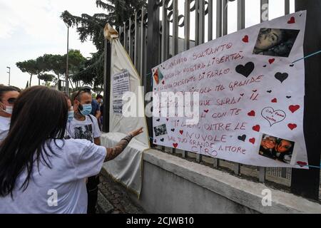 Caivano, Italie. 15 septembre 2020. Dans l'église de San Paolo Apostolo dans le Parc Vert de Caivano, les funérailles de Maria Paola Gaglione, la jeune femme qui est morte après être tombée d'un scooter alors, avec son partenaire Ciro Migliore, Elle a été chassée par son frère Michele qui n'a pas accepté sa relation avec un garçon trans. Crédit : Agence photo indépendante/Alamy Live News Banque D'Images