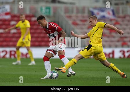 MIDDLESBROUGH, ANGLETERRE. 15 SEPTEMBRE 2020 le Marcus Tavernier de Middlesbrough combat pour possession avec Luke Thomas de Barnsley pendant le match de la Carabao Cup entre Middlesbrough et Barnsley au stade Riverside, Middlesbrough. (Credit: Mark Fletcher | MI News) Credit: MI News & Sport /Alay Live News Banque D'Images