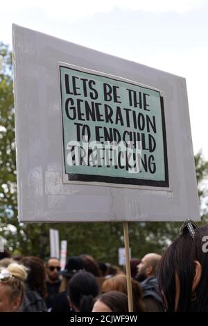 Femme tenant une bannière pour la manifestation Save the Kids, Hyde Park, Londres Banque D'Images