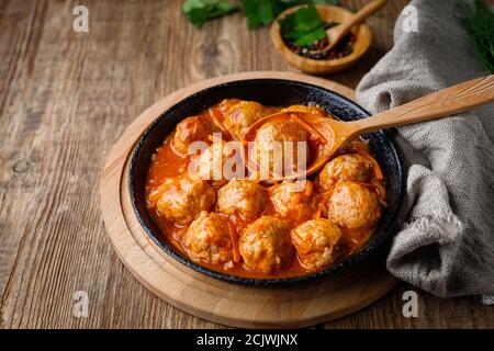 Boulettes de viande dans une casserole de sauce tomate aigre et douce Banque D'Images