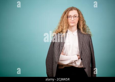 confiante de bureau femme emploe avec les armes croisées. femme est froide. auto-confident Banque D'Images