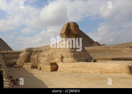 Sphinx, Égypte. Le célèbre grand sphinx au plateau de Gizeh, près du Caire, de l'Égypte, de Cheops Banque D'Images