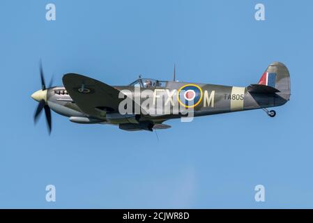 Décollage de l'avion de chasse Supermarine Spitfire de la Seconde Guerre mondiale pour participer au flycast du 80e anniversaire de la bataille d'Angleterre à Biggin Hill, Kent, Royaume-Uni Banque D'Images