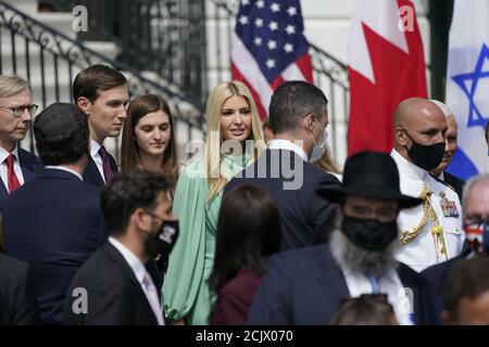 Brian Hook, ancien représentant spécial des États-Unis pour l'Iran et conseiller principal auprès du secrétaire d'État, Jared Kushner, adjoint au président et conseiller principal, Et la première fille et conseillère du président Ivanka Trump attendent l’arrivée du président des États-Unis Donald J. Trump et de la première dame Melania Trump, qui accueilleront une cérémonie de signature des « accords Abraham » sur la pelouse sud de la Maison Blanche à Washington, DC, le mardi 15 septembre, 2020. Les Trumps sont rejoints par le Premier ministre israélien Benjamin Netanyahu, le cheik Abdullah bin Zayed bin Sultan Al Nahyan, le ministre o Banque D'Images