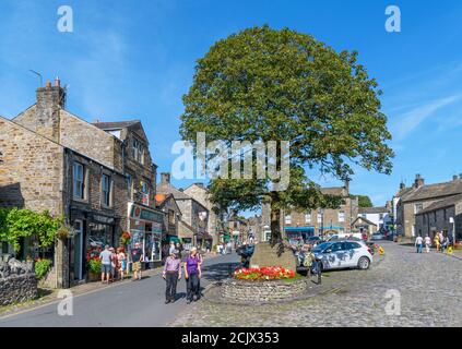 The Square and main Street dans le village anglais traditionnel de Grassington, Yorkshire Dales National Park, North Yorkshire, Angleterre, Royaume-Uni. Banque D'Images