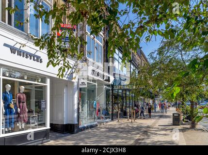 Boutiques et Betty's Cafe Tea Rooms on the Grove, la rue principale d'Ilkley, North Yorkshire, Angleterre, Royaume-Uni. Banque D'Images