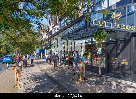 Betty's Cafe Tea Rooms on the Grove, la rue principale d'Ilkley, North Yorkshire, Angleterre, Royaume-Uni. Banque D'Images