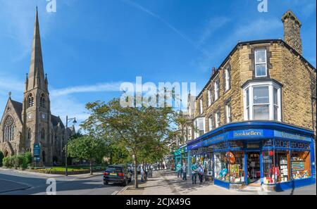 Boutiques sur le Grove, la rue principale d'Ilkley, North Yorkshire, Angleterre, Royaume-Uni. Banque D'Images