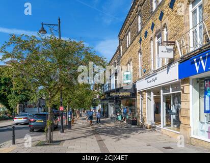 Boutiques sur le Grove, la rue principale d'Ilkley, North Yorkshire, Angleterre, Royaume-Uni. Banque D'Images