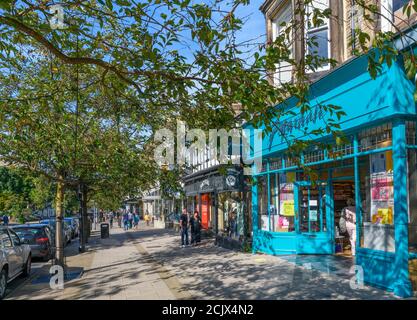 Boutiques sur le Grove, la rue principale d'Ilkley, North Yorkshire, Angleterre, Royaume-Uni. Banque D'Images