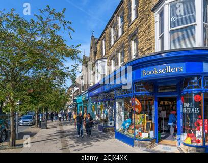 Boutiques sur le Grove, la rue principale d'Ilkley, North Yorkshire, Angleterre, Royaume-Uni. Banque D'Images