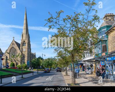 Eglise de Christchurch et magasins sur le Grove, la rue principale à Ilkley, North Yorkshire, Angleterre, Royaume-Uni. Banque D'Images