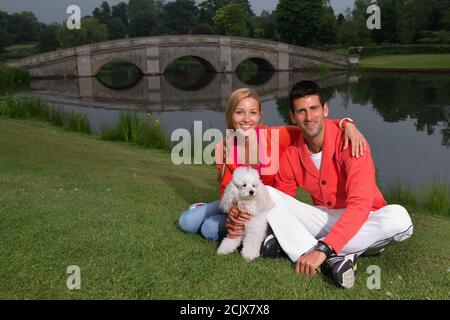 Novak Djokovic et Jelena Djokovic et leur chien Pierre à Stoke Poges, Buckinhamshire, Angleterre. 20 JUIN 2013 CRÉDIT PHOTO : © MARK PAIN / ALAMY Banque D'Images