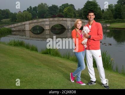 Novak Djokovic et Jelena Djokovic et leur chien Pierre à Stoke Poges, Buckinhamshire, Angleterre. 20 JUIN 2013 CRÉDIT PHOTO : © MARK PAIN / ALAMY Banque D'Images