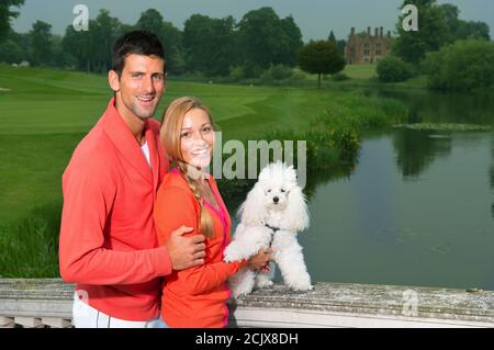 Novak Djokovic et Jelena Djokovic et leur chien Pierre à Stoke Poges, Buckinhamshire, Angleterre. 20 JUIN 2013 CRÉDIT PHOTO : © MARK PAIN / ALAMY Banque D'Images