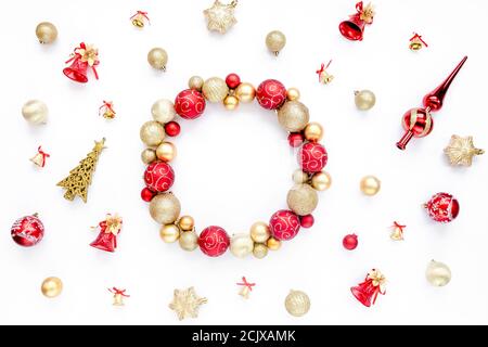 Cadre rond de vacances, motif de boules de Noël en verre rouge et or isolées sur un fond blanc. L'appartement est en place, vue du dessus Banque D'Images