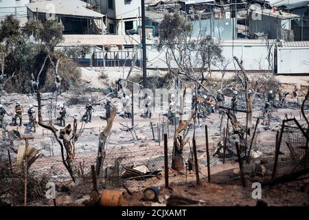 Vue sur le camp de réfugiés de Moria, provoqué par un incendie.des milliers de personnes ont été forcées de fuir leur foyer après qu'un incendie a éclaté dans le camp de Moria, détruisant leurs maisons et leurs biens. Banque D'Images