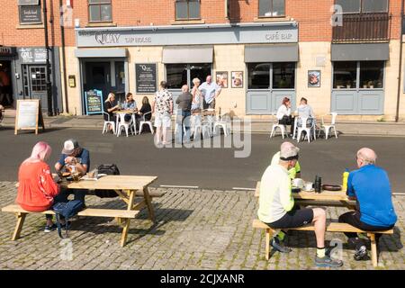 Les personnes qui mangent à l'extérieur du restaurant Quay Tap House sur North Shields Fish Quay, Angleterre, Royaume-Uni Banque D'Images