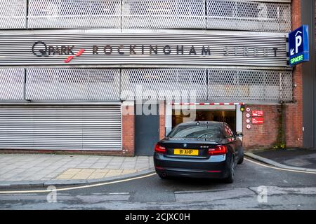 Sheffield, Royaume-Uni – 30 novembre 2018 : voiture entrant dans Rockingham Street Q Park parking sécurisé à plusieurs étages à Portobello Street Banque D'Images