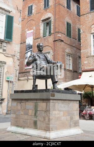 Statue de Puccini sur la Piazza della Cittadella et musée en arrière-plan, Lucques, Toscane, Italie, Europe. Banque D'Images