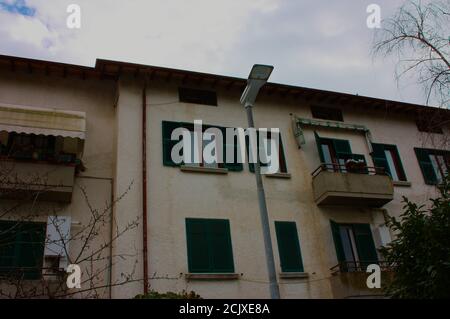 façade avec fenêtres d'une grande maison habitée de bâtiment dans toscane Banque D'Images