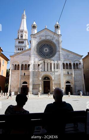 Silhouette de couple senior devant la cathédrale de Modène, Emilie-Romagne, Italie, Europe. Banque D'Images