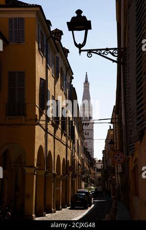 Vue depuis l'étroite rue latérale de la tour Ghirlandina (Garland), symbole historique de la ville de Modène, Emilie-Romagne, Italie, Europe. Banque D'Images