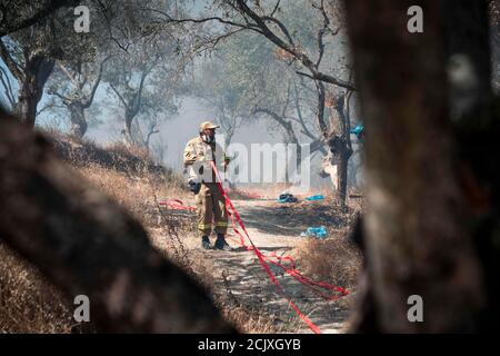 Moria, Lesbos, Grèce. 10 septembre 2020. Un pompier combat les flammes au camp de réfugiés de Moria en Grèce. Des milliers de personnes ont été contraintes de fuir leur foyer après qu'un incendie a éclaté dans le camp de Moria, détruisant leurs maisons et leurs biens. Credit: Afshin Ismaeli/SOPA Images/ZUMA Wire/Alay Live News Banque D'Images