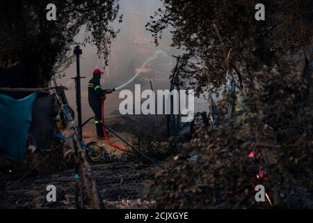 Moria, Lesbos, Grèce. 10 septembre 2020. Un pompier combat les flammes au camp de réfugiés de Moria en Grèce.des milliers de personnes ont été forcées de fuir leur foyer après qu'un incendie a éclaté dans le camp de Moria, détruisant leurs maisons et leurs biens. Credit: Afshin Ismaeli/SOPA Images/ZUMA Wire/Alay Live News Banque D'Images