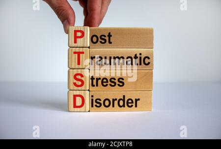 Les mots-concepts 'PTSD, trouble de stress post-traumatique' sur des cubes et des blocs sur un magnifique fond blanc. Copier l'espace. Banque D'Images