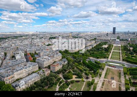 Vue aérienne de Paris, y compris le champ de Mars et Les Onvalides Banque D'Images