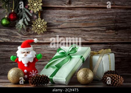 Père Noël avec des cadeaux de Noël sur fond sombre arbre et branche d'épinette Banque D'Images