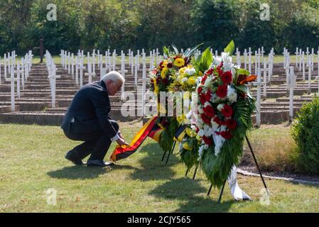 L'Allemagne, Saxe-Anhalt, Gardeldelden, le président fédéral Frank-Walter Steinmeier commémore les victimes du massacre d'Isenschnibe à Gardelden le 13 avril 1945, plus de 1,000 prisonniers de camp de concentration ont été conduits par les nazis dans une grange qui a ensuite été incendiée. Seulement quelques personnes ont survécu. Un nouveau centre de documentation commémore ce crime peu avant la fin de la guerre. Crédit: Mattis Kaminer/Alay Live News Banque D'Images