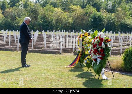 L'Allemagne, Saxe-Anhalt, Gardeldelden, le président fédéral Frank-Walter Steinmeier commémore les victimes du massacre d'Isenschnibe à Gardelden le 13 avril 1945, plus de 1,000 prisonniers de camp de concentration ont été conduits par les nazis dans une grange qui a ensuite été incendiée. Seulement quelques personnes ont survécu. Un nouveau centre de documentation commémore ce crime peu avant la fin de la guerre. Crédit: Mattis Kaminer/Alay Live News Banque D'Images