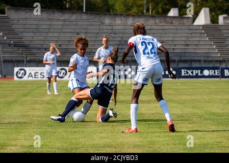 Rachel avant d'ASJ Soyaux et Thea Greboval de Paris FC lutte pour le ballon pendant le championnat de France féminin D1 match de football Arkema entre Pa Banque D'Images