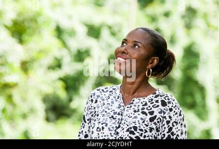 jeune femme debout dans une chemise noir blanc regardant vers le rire. Banque D'Images