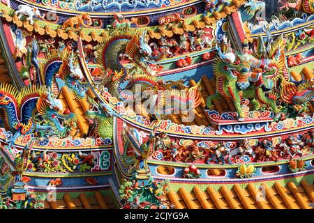 Détails à l'extérieur d'un temple à la décoration lumineuse sur Minzu East Road, Zhongshan District, Taipei, Taïwan Banque D'Images