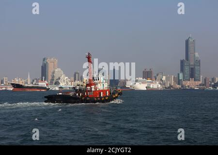 Navires dans le port de Kaohsiung, Taïwan, avec les gratte-ciel de la ville, y compris la Tour Tuntex Sky derrière Banque D'Images