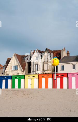 Pôle d'orientation et cabines de plage en face du bord de mer historique bâtiments Banque D'Images