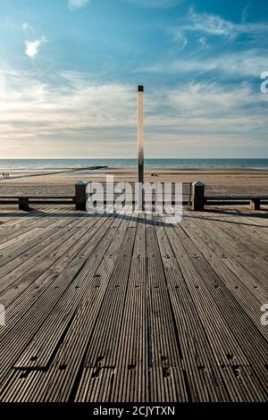 Lumière de rue près de la plage d'Ostende en Belgique contre ciel bleu. Banque D'Images