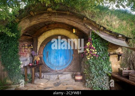 Porte bleue d'une maison Hobbit dans le décor du film Hobbiton. Banque D'Images